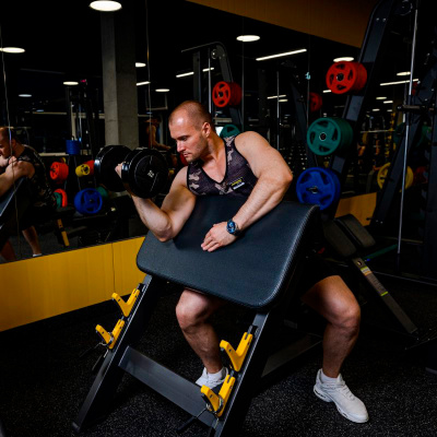 Скамья для бицепса с сиденьем. Скамья Скотта (Seated Preacher Curl)